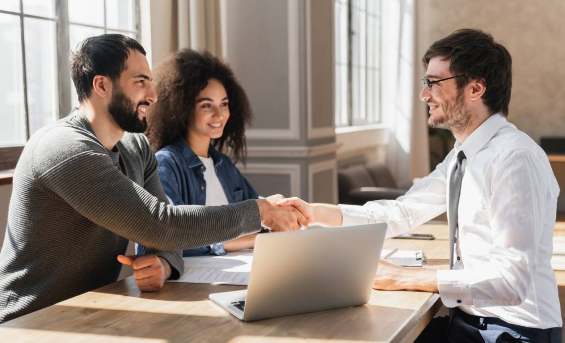 Couple consultant sa banque pour un prêt immobilier